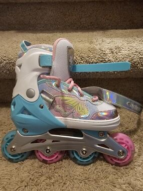 Kids Adjustable Unicorn Roller Skates in Pink, Blue Wheels Light Up M 1-4